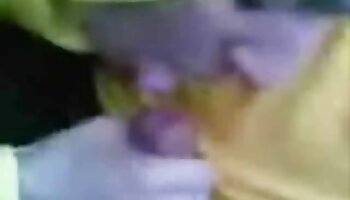 Brunette Elena Koshka fucks một gailauxanh cực kỳ khổng lồ vòi nước