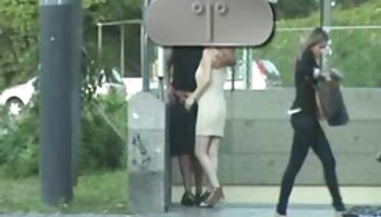 Chàng khoan tóc vàng qhimsec trái banh nhỏ cứng