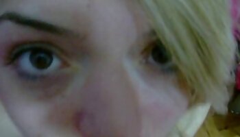 Busty SỮA. Quyến rũ một đam người đàn ông sex tuyen chon