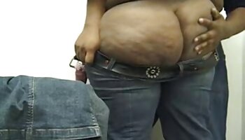 Brunette Babe Victoria sex ngắn liếm pawndudes ngón tay và quái anh ta